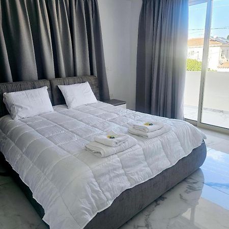 Deluxe Apartment Paphos Bagian luar foto