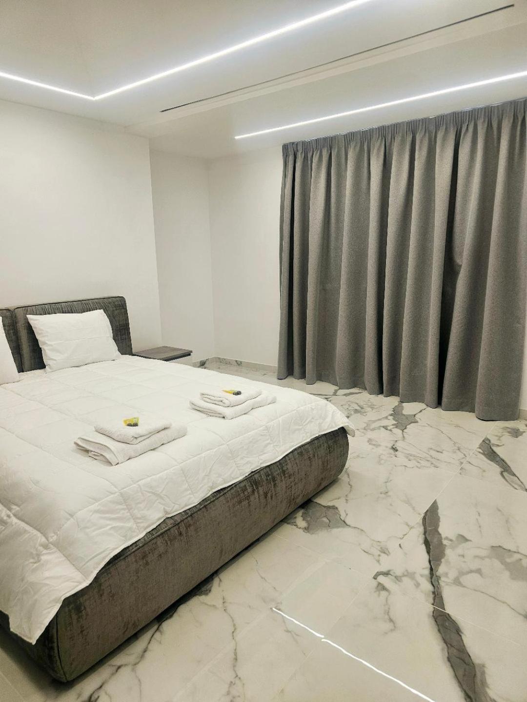 Deluxe Apartment Paphos Bagian luar foto