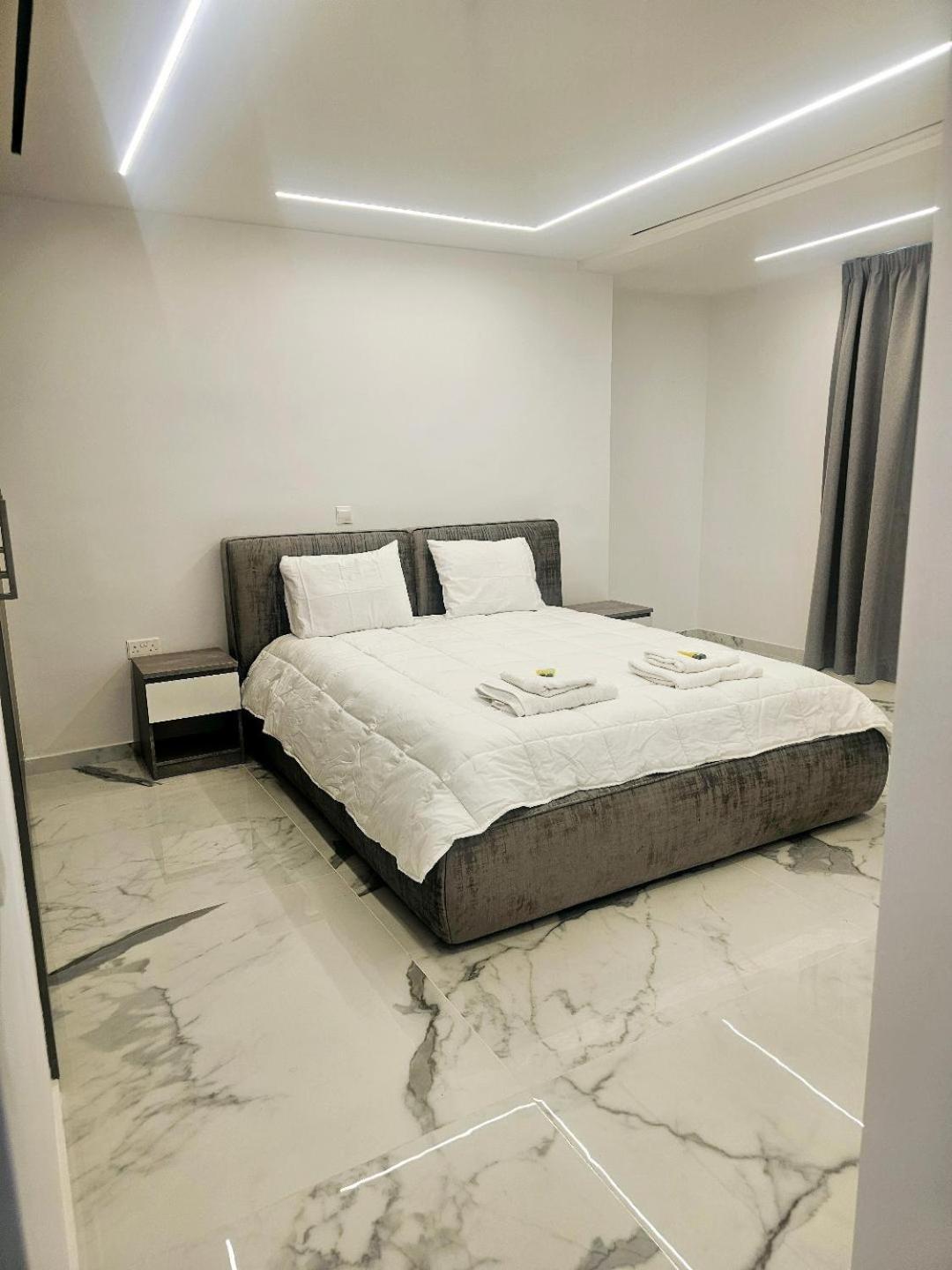 Deluxe Apartment Paphos Bagian luar foto