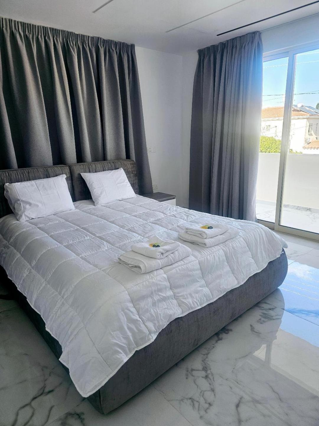 Deluxe Apartment Paphos Bagian luar foto