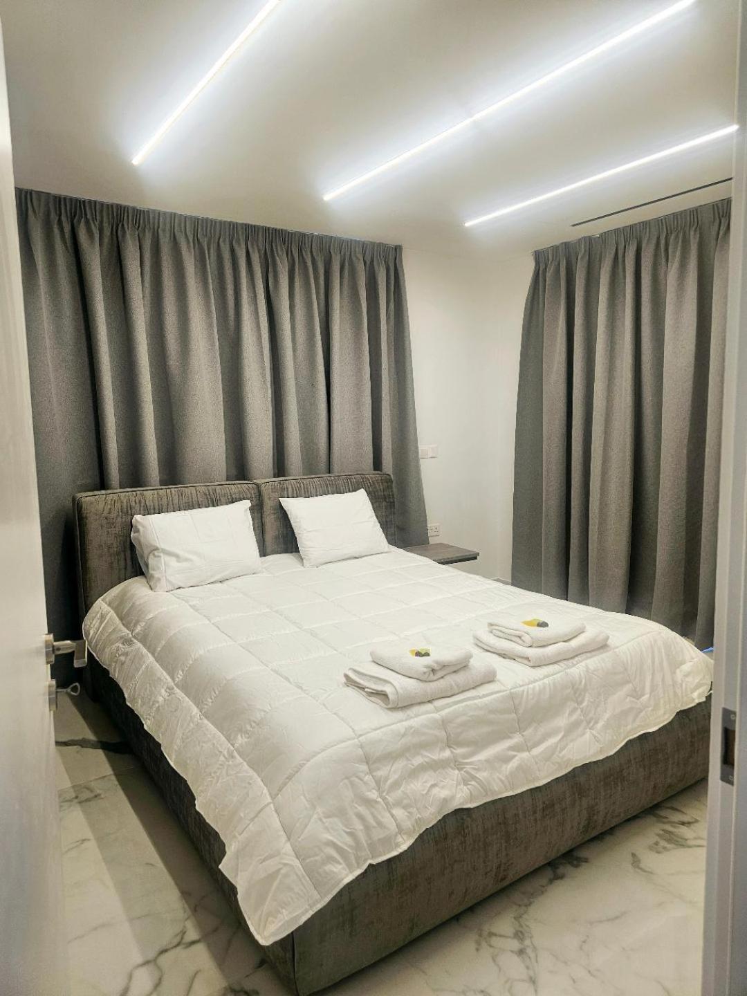 Deluxe Apartment Paphos Bagian luar foto