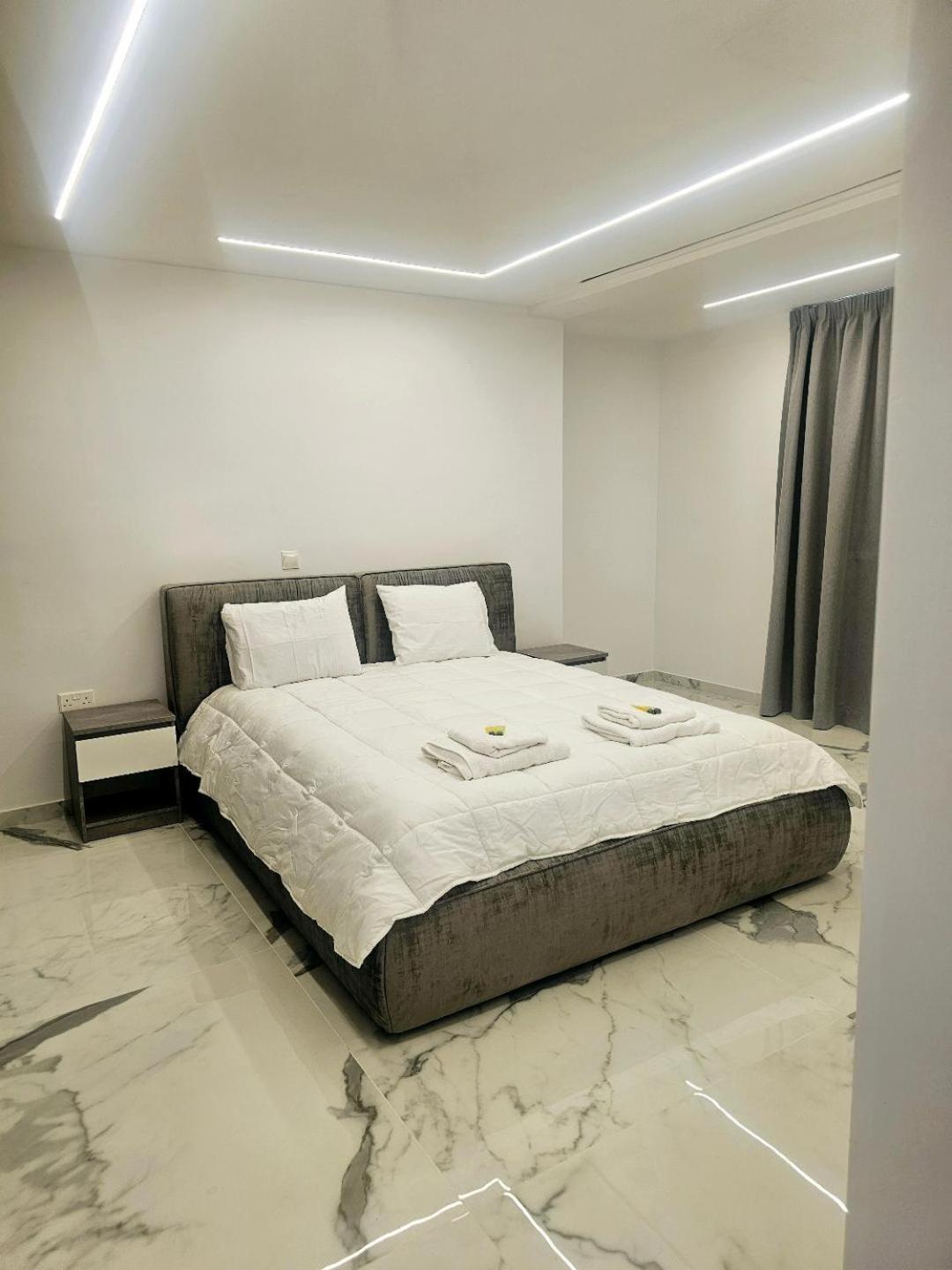 Deluxe Apartment Paphos Bagian luar foto
