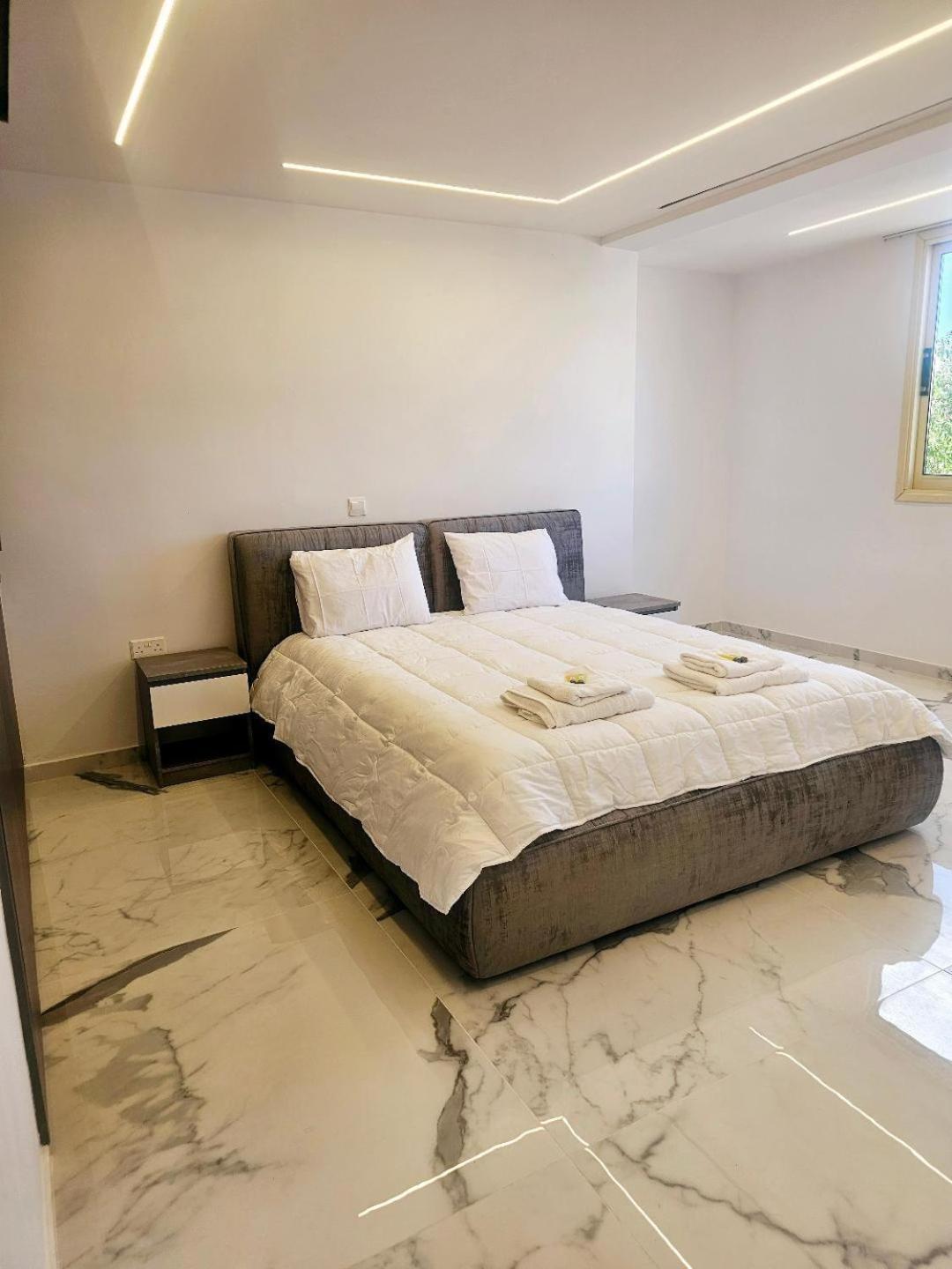 Deluxe Apartment Paphos Bagian luar foto
