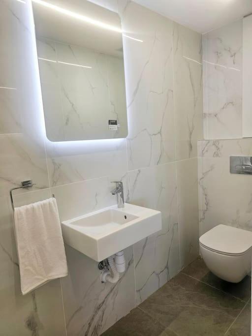 Deluxe Apartment Paphos Bagian luar foto