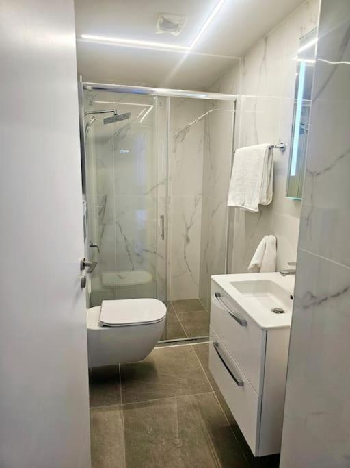 Deluxe Apartment Paphos Bagian luar foto
