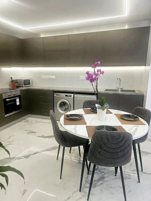 Deluxe Apartment Paphos Bagian luar foto