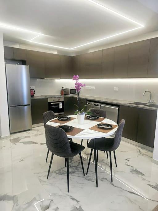 Deluxe Apartment Paphos Bagian luar foto
